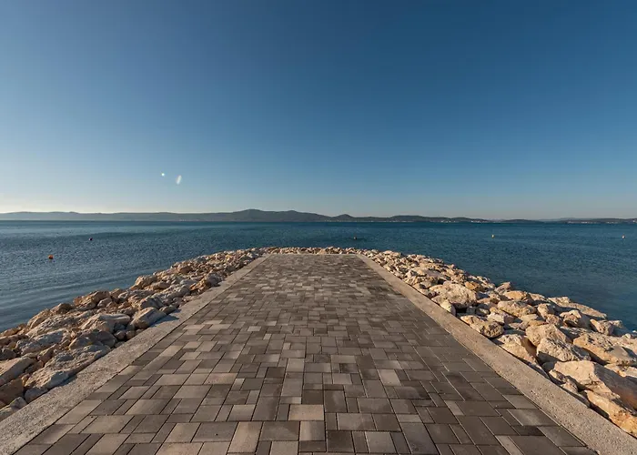 Big With Sea View Ero Gostinjska kuća Sukosan